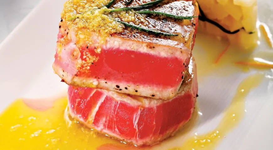 Стейки тунца с чесночным маслом и гарниром из груши