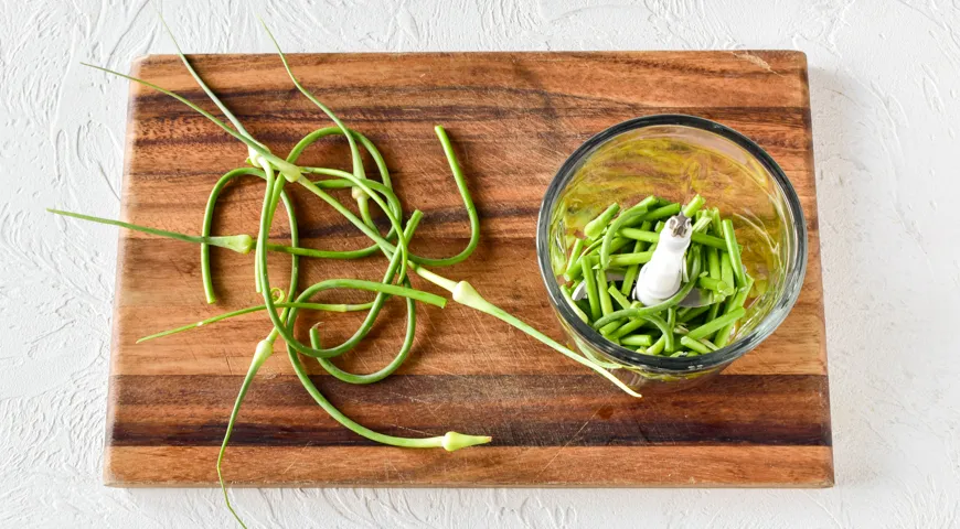 Сливочное масло с укропом и чесноком