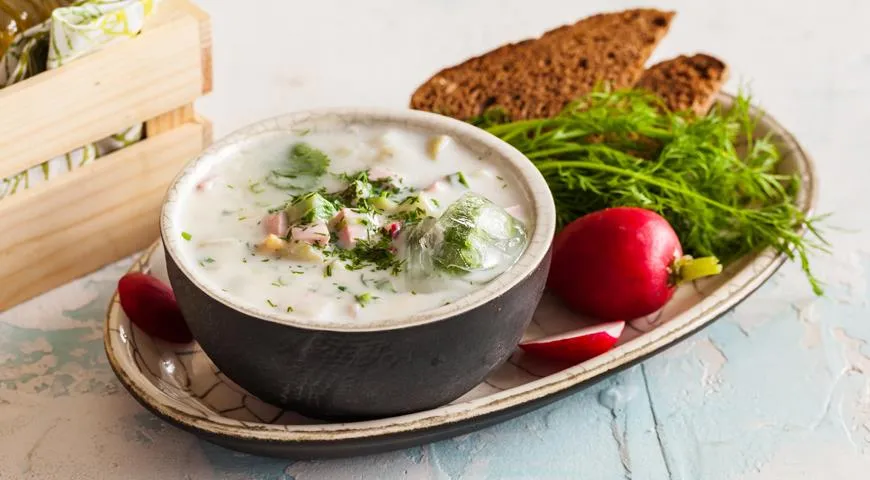 Добавляйте кисломолочные продукты перед подачей окрошки