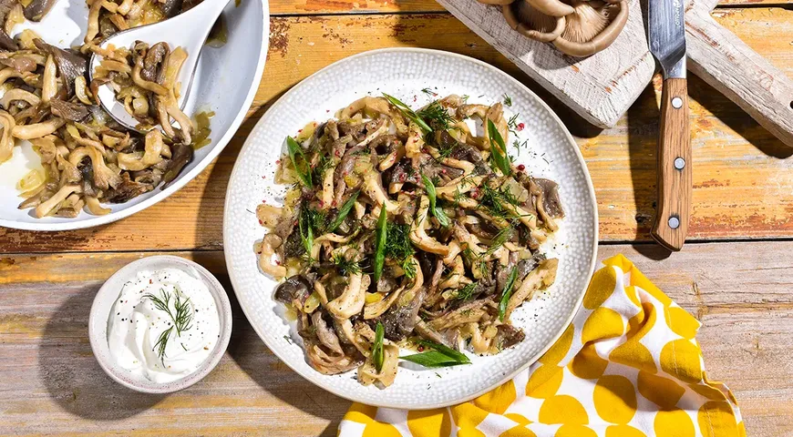 Вешенки сразу обжаривают с луком, не тратя время на варку