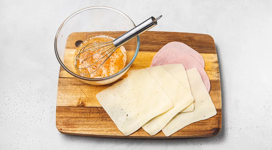 Горячие бутерброды с яйцом, ветчиной и сыром на сковороде 