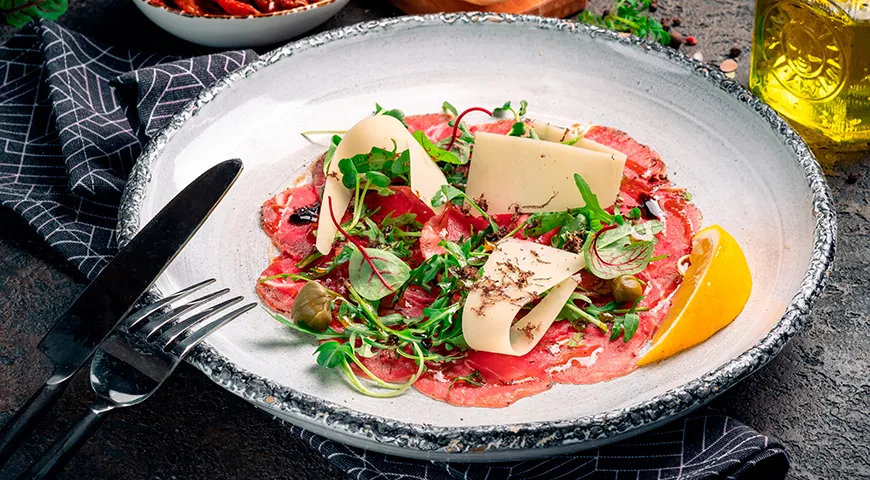 Пармезан — обязательный ингредиент карпаччо в классической подаче