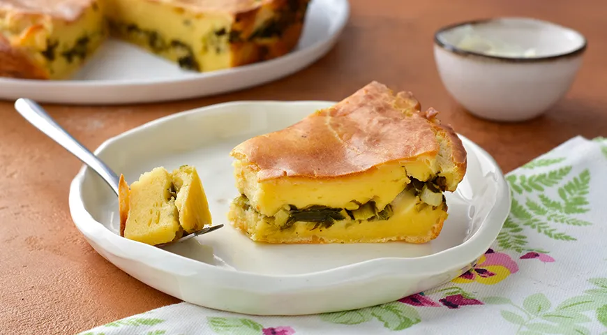 Заливной пирог на майонезе с зеленым луком и яйцом