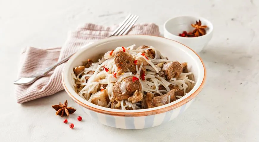 Баранина «Пять специй» с рисовой лапшой