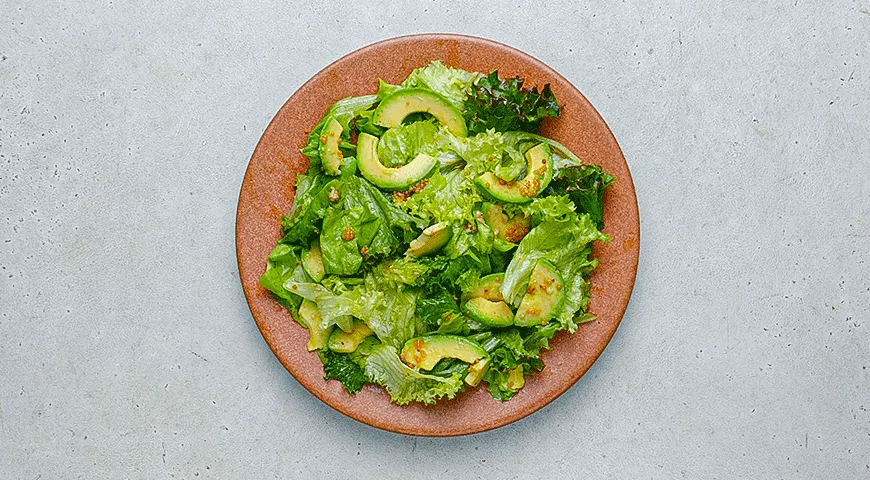 Зеленый салат с пралине из семечек