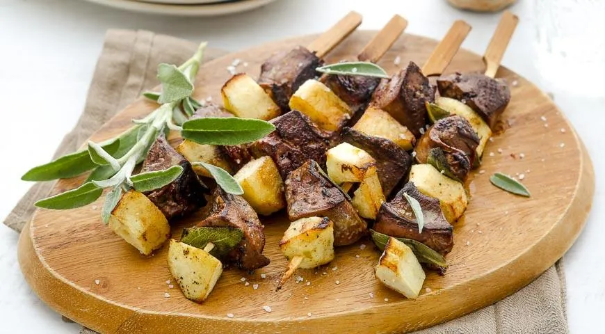 Рецепт шашлычков из печени индейки с яблоками и шалфеем