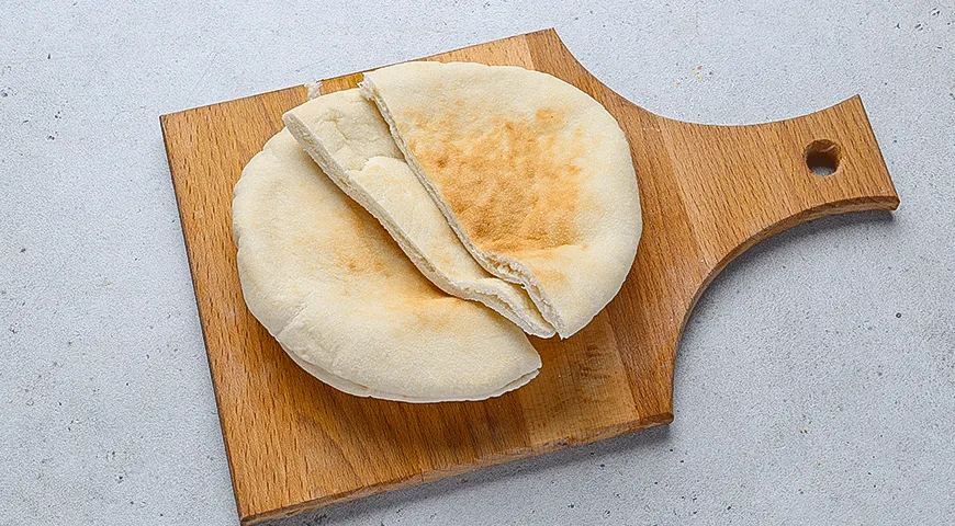 Пита с ветчиной, огурцом и хумусом