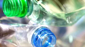 В России запретят цветные пластиковые бутылки: когда это произойдет и почему 