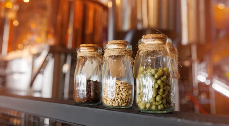 Хмелевая вода интересна поклонникам крафтового пива из-за легкости и интересной горечи