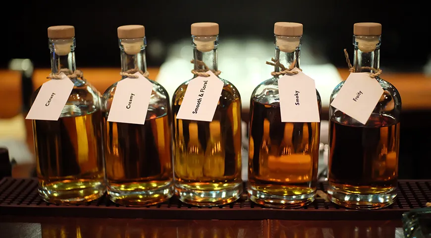 В зависимости от времени, проведенного в бочке, напиток меняет не только аромат, но и структуру, мягкость и глубину