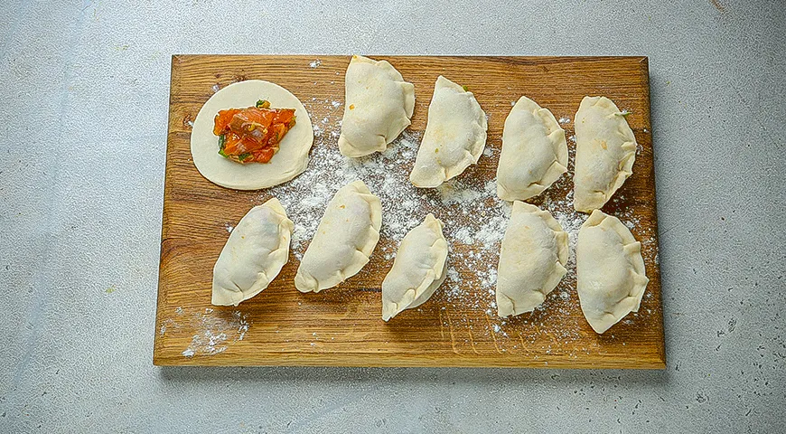 Запеченные дамплинги с лососем