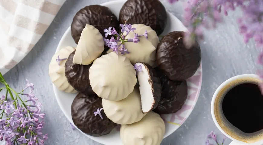 Внешний слой зефира обычно делают из темного шоколада, реже — из молочного или белого