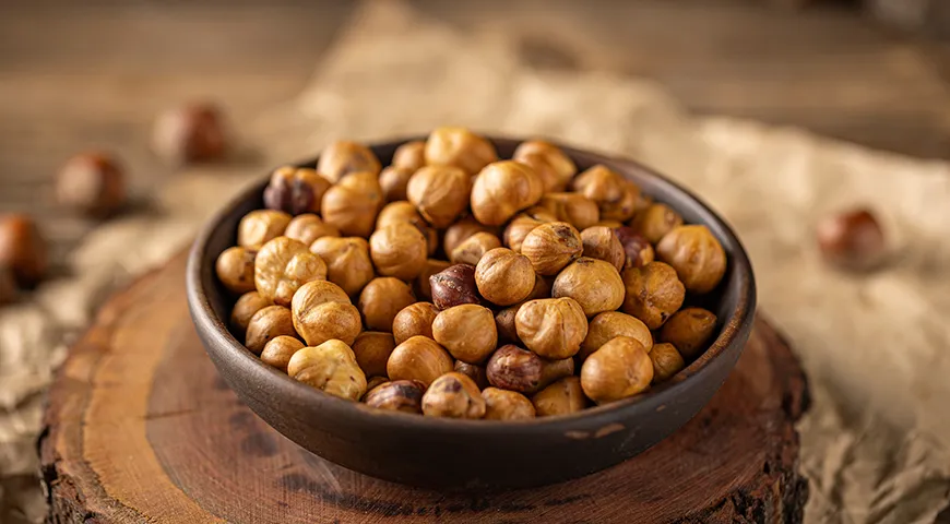 Золотистый цвет и ореховый аромат — верные признаки того, что орехи готовы