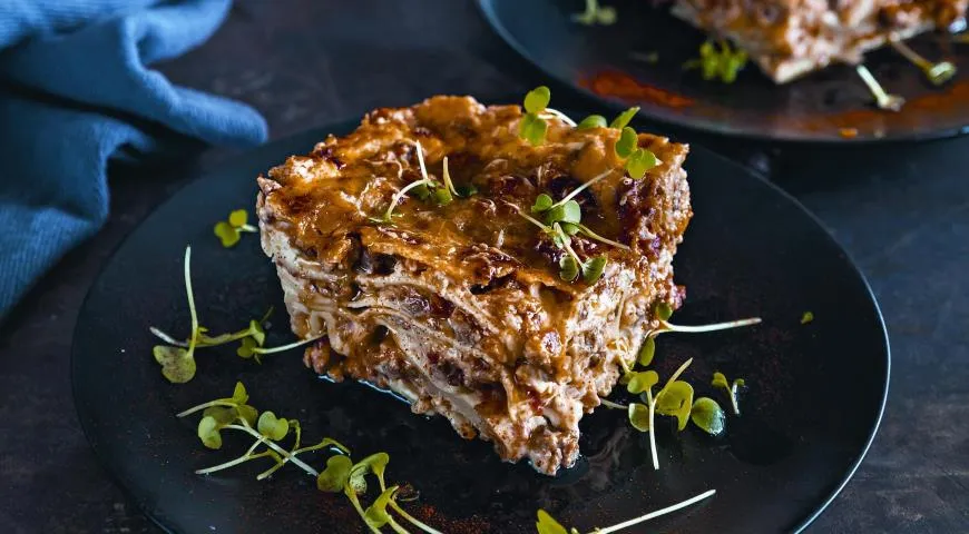 Рецепт лазаньи с болонским рагу, панчеттой и соусом бешамель