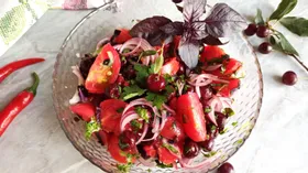 Салат из помидоров с вишней и базиликом