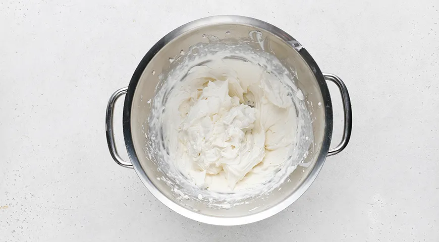 Капкейки с начинкой внутри, украшенные кремом