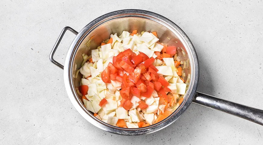 Тушеная капуста с картошкой и сосисками