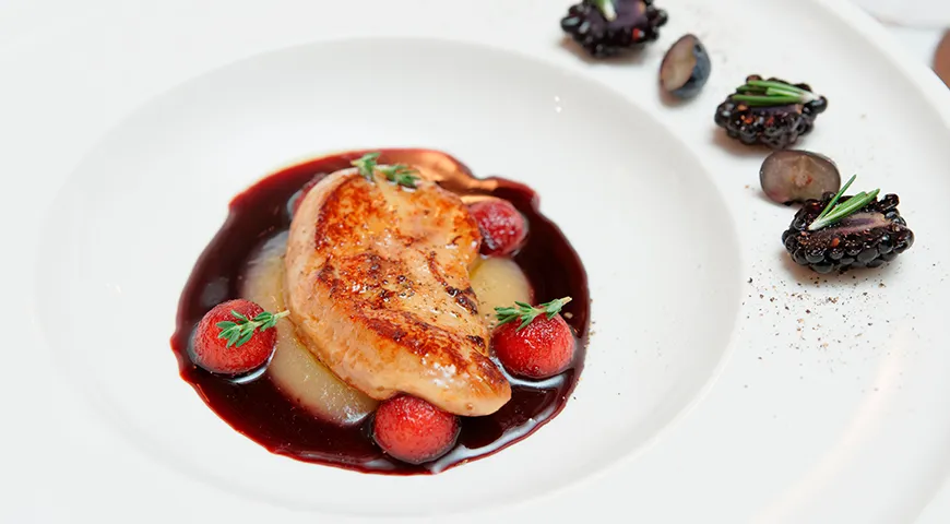 Жареная утиная печень с винным соусом и ягодами 