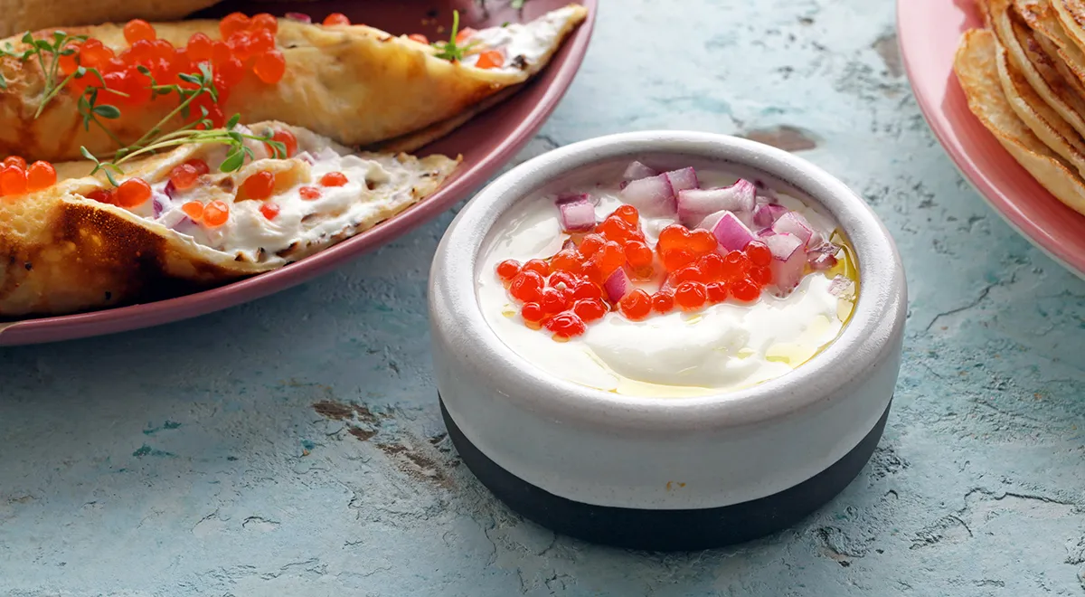 Рецепт начинки для блинов с икрой, йогуртом и красным луком (можно использовать икру чавычи)