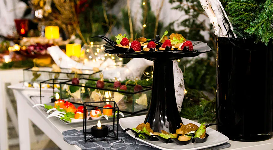 Для удобства подавайте закуски небольшими порциями и используйте подставки в несколько ярусов