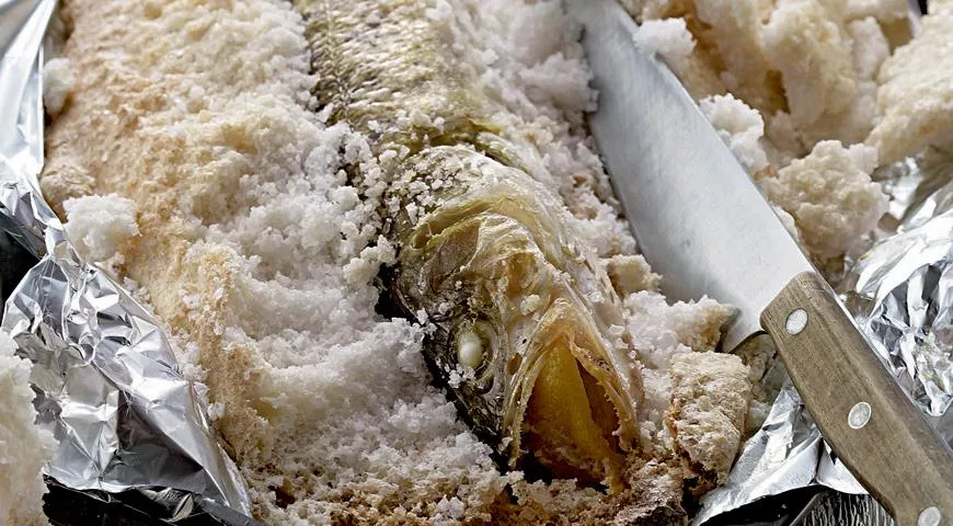 рыба запеченная в соли в духовке рецепт с фото лучший рецепт | Дзен