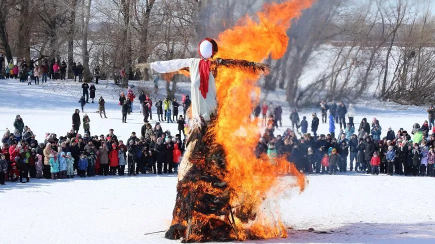 Вид горящей Масленицы греет