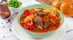 Лагман в казане на костре