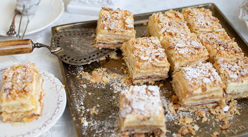 В России приготовление торта «Наполеон» — это традиция, объединяющая поколения