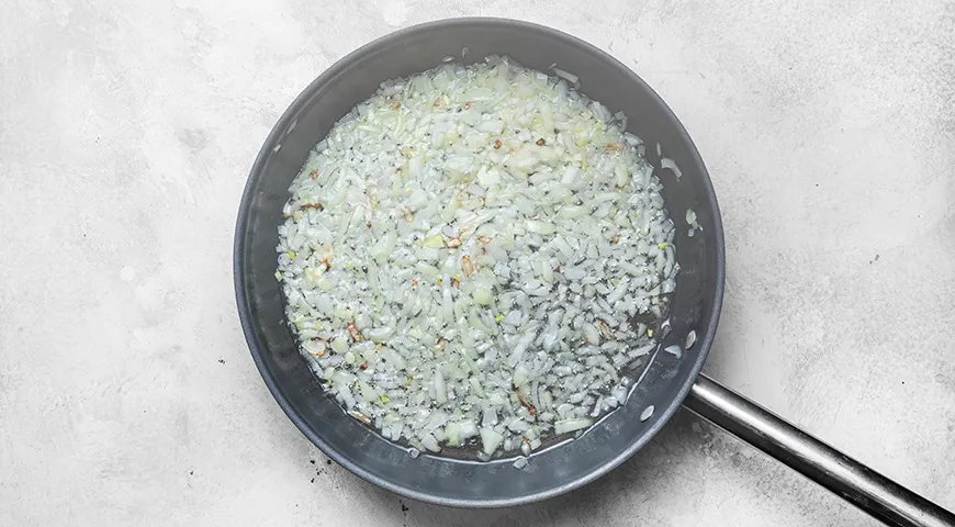 Минтай с рисом и овощами на сковороде