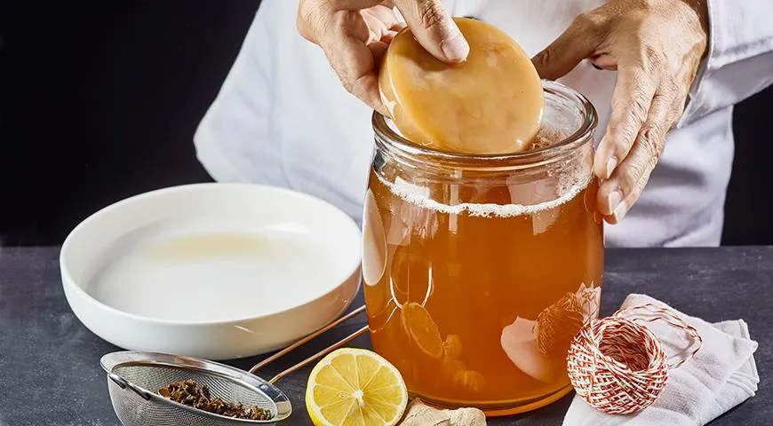 Комбуча — это напиток, получаемый путем брожения подслащенного чая с добавлением зооглеи — живой массы из бактерий и дрожжей — в течение нескольких дней или недель