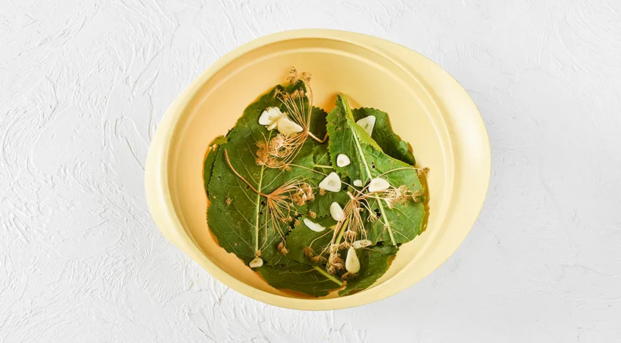 Квашеные зеленые помидоры в кастрюле