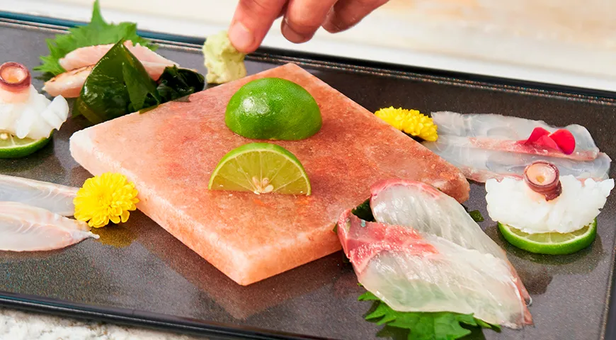 Гималайскую соль часто используют для эффектной подачи холодных блюд