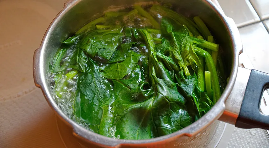 В кипящей воде шпинат варят 1–2 минуты