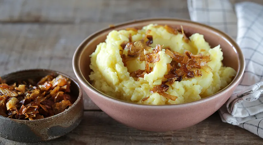 Хрустящий, хорошо зажаренный лук на сковороде – идеальное сопровождение к картофельному пюре