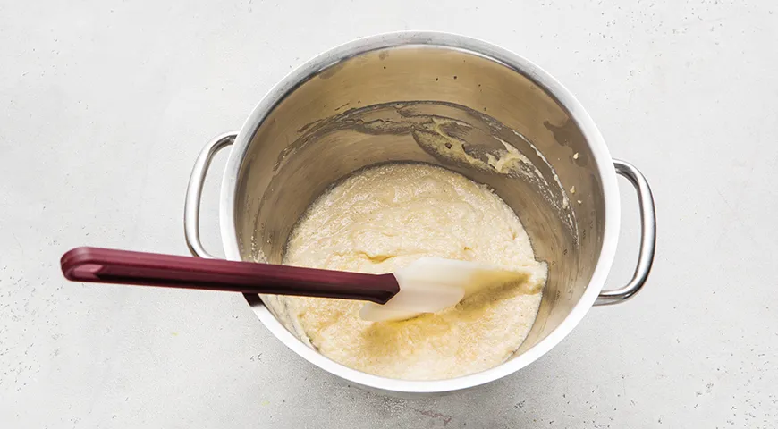 Манник на кефире с яблоками по-домашнему