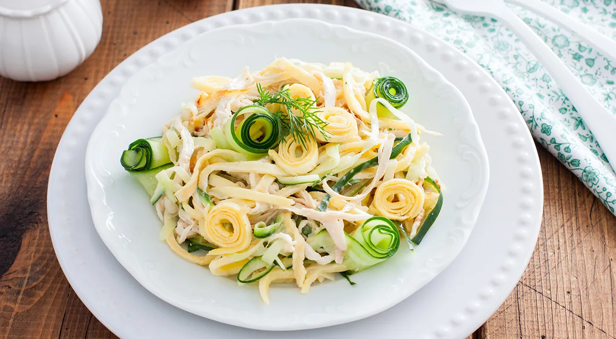 Салат с яичными блинчиками, огурцом и курицей
