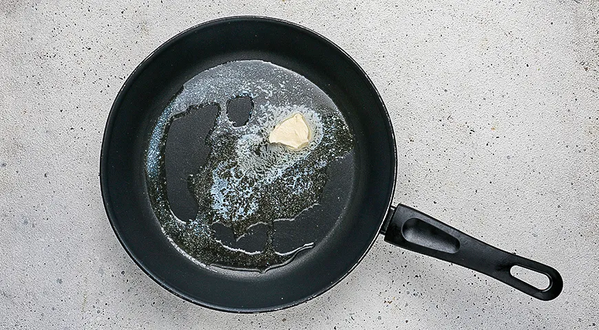 Жареный адыгейский сыр с яйцом