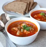 Томатный суп с зелëной фасолью и курицей