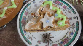 Новогодний пряник с клубничным джемом