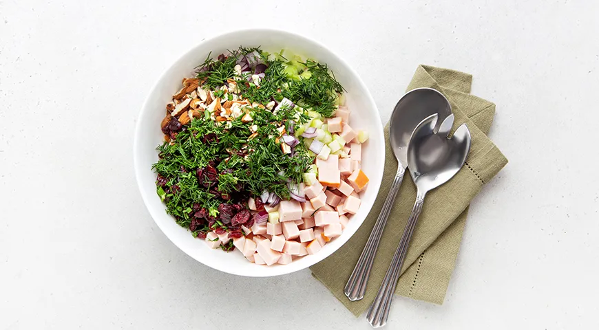 Салат с индейкой, вяленой клюквой и орехами