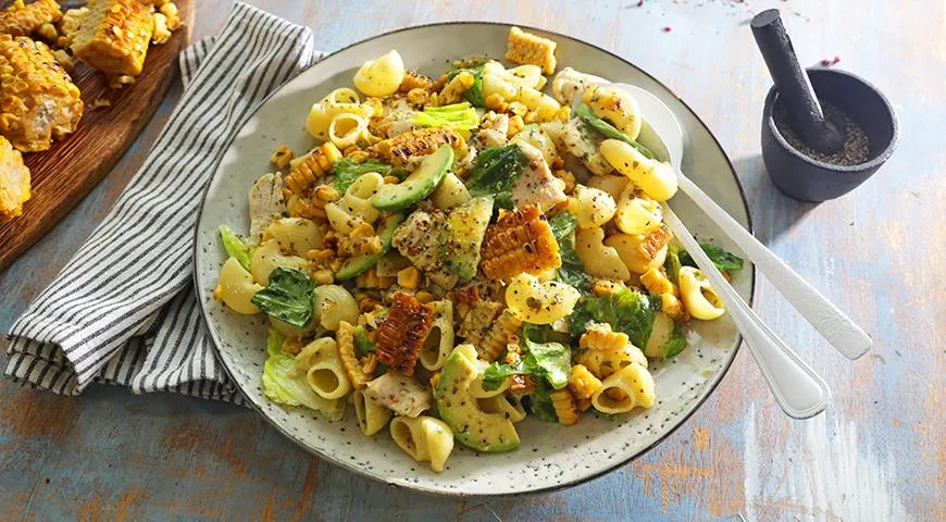 Салат с пастой, курицей, кукурузой и песто, рецепт с салатом романо
