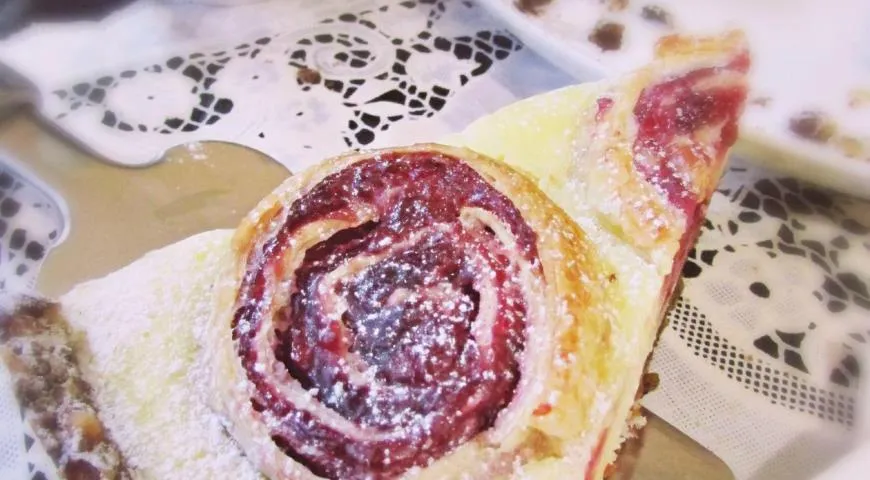 Вкусный творожный пирог с вишнёво-слоёными рулетиками
