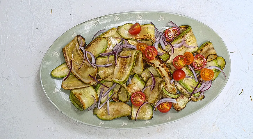 Салат с жареными кабачками и маринованной фетой