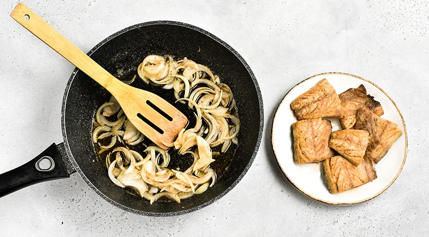 Тушеная скумбрия с овощами в сметане на сковороде