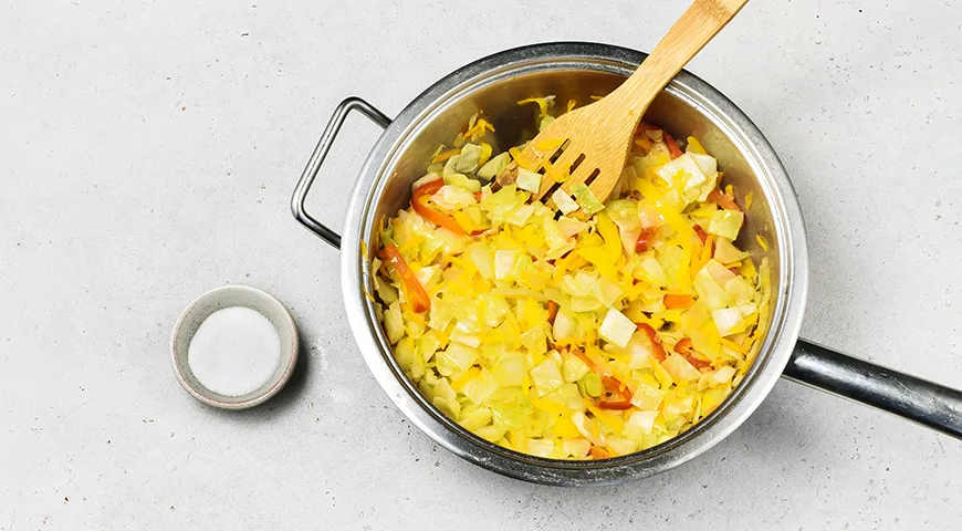 Тушеная капуста в сметанно-томатном соусе