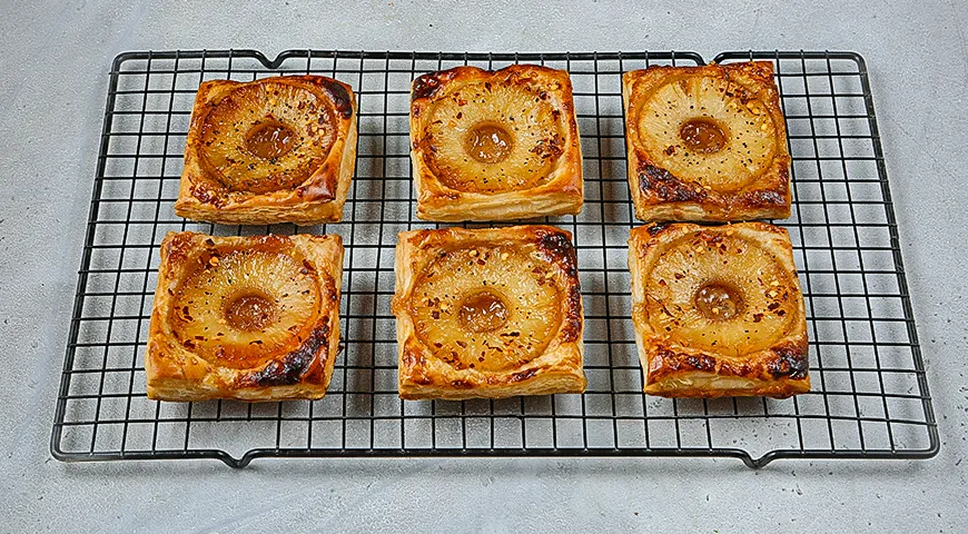 Слойки с ананасом и прошутто