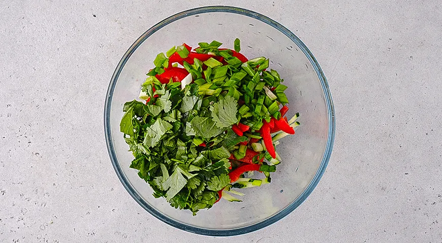 Салат из фунчозы с кунжутной заправкой