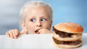 Детям не рекомендуется: диетолог рассказала, продукты с каким составом лучше не покупать ребенку совсем