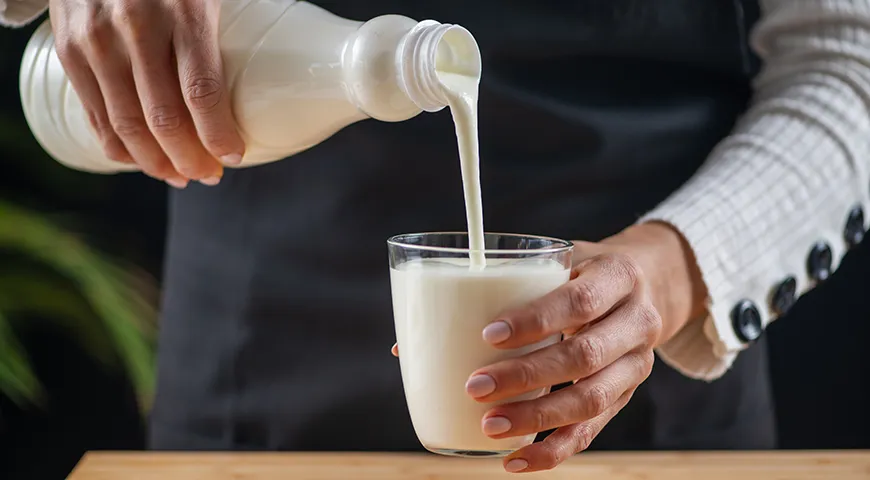 Идеальная жирность кефира — 3,2%. Обезжиренный напиток даст менее насыщенный вкус