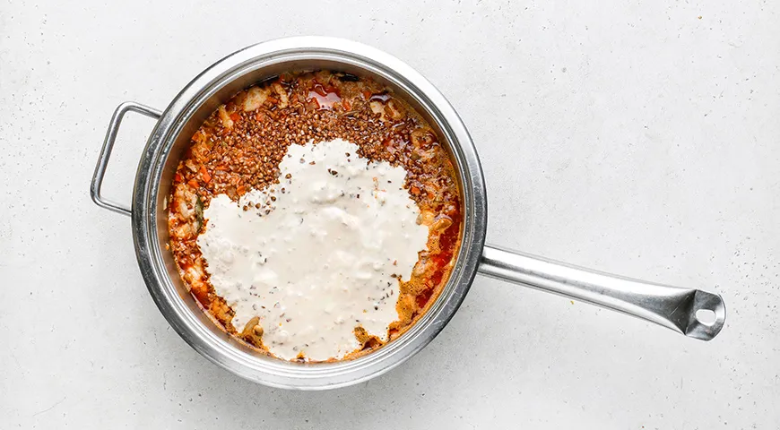 Курица с гречкой и сметаной на сковороде